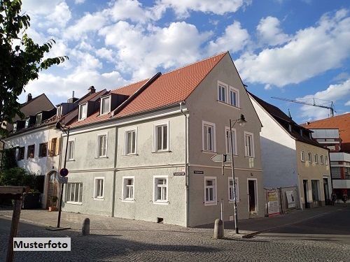 Freistehendes Dreifamilienhaus mit Balkonen und Garagenanabau